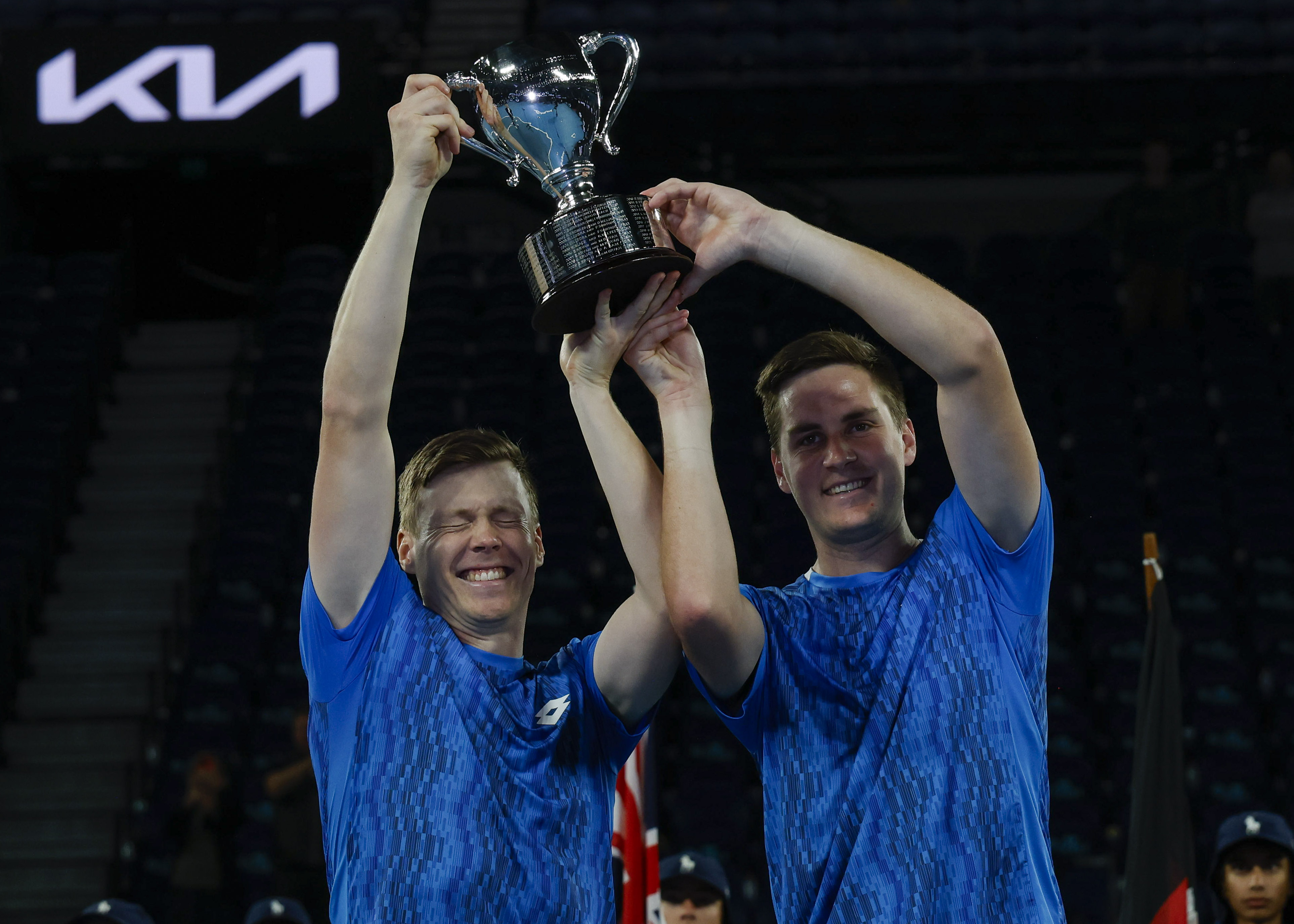 澳大利亚网球队险胜世界网球队，瓦林卡统治全场