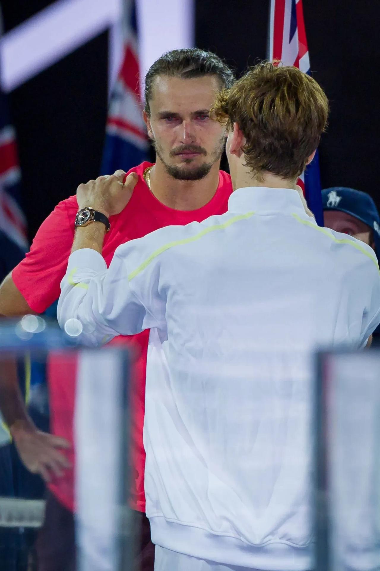 欧洲网球队鏖战西班牙网球队，兹维列夫统治全场的简单介绍