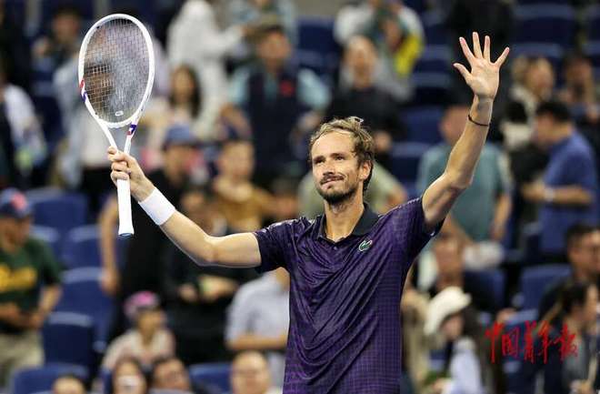 西班牙网球队鏖战法国网球队，梅德韦杰夫关键制胜的简单介绍