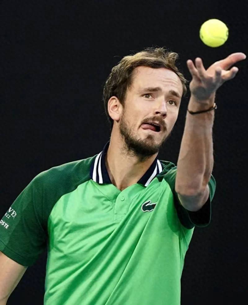 西班牙网球队鏖战法国网球队，梅德韦杰夫关键制胜的简单介绍