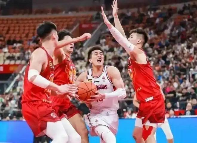 新疆队轻取灰熊，郭艾伦刷新纪录