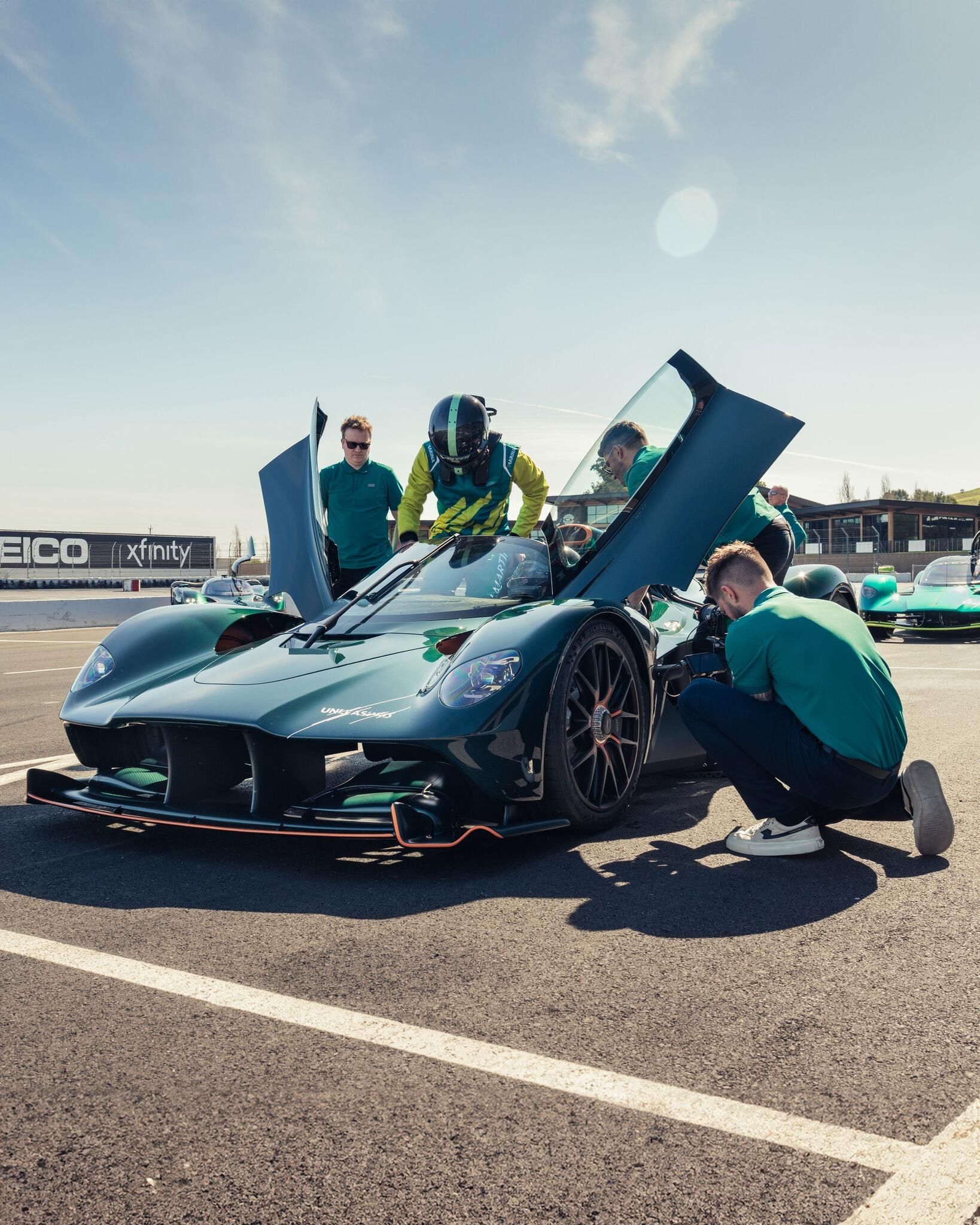 阿斯顿马丁横扫哈斯车队，拉塞尔点燃赛场