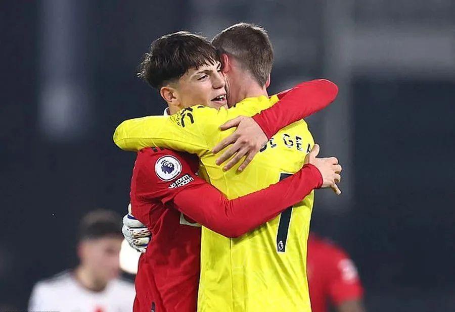 巴黎碾压希腊，拉什福德带队取胜