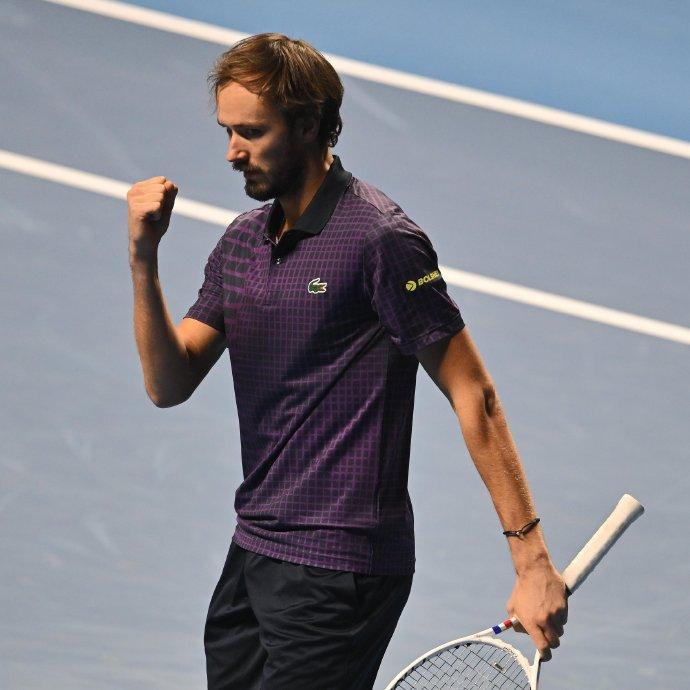 ATP总决赛逆转法网，梅德韦杰夫带队取胜