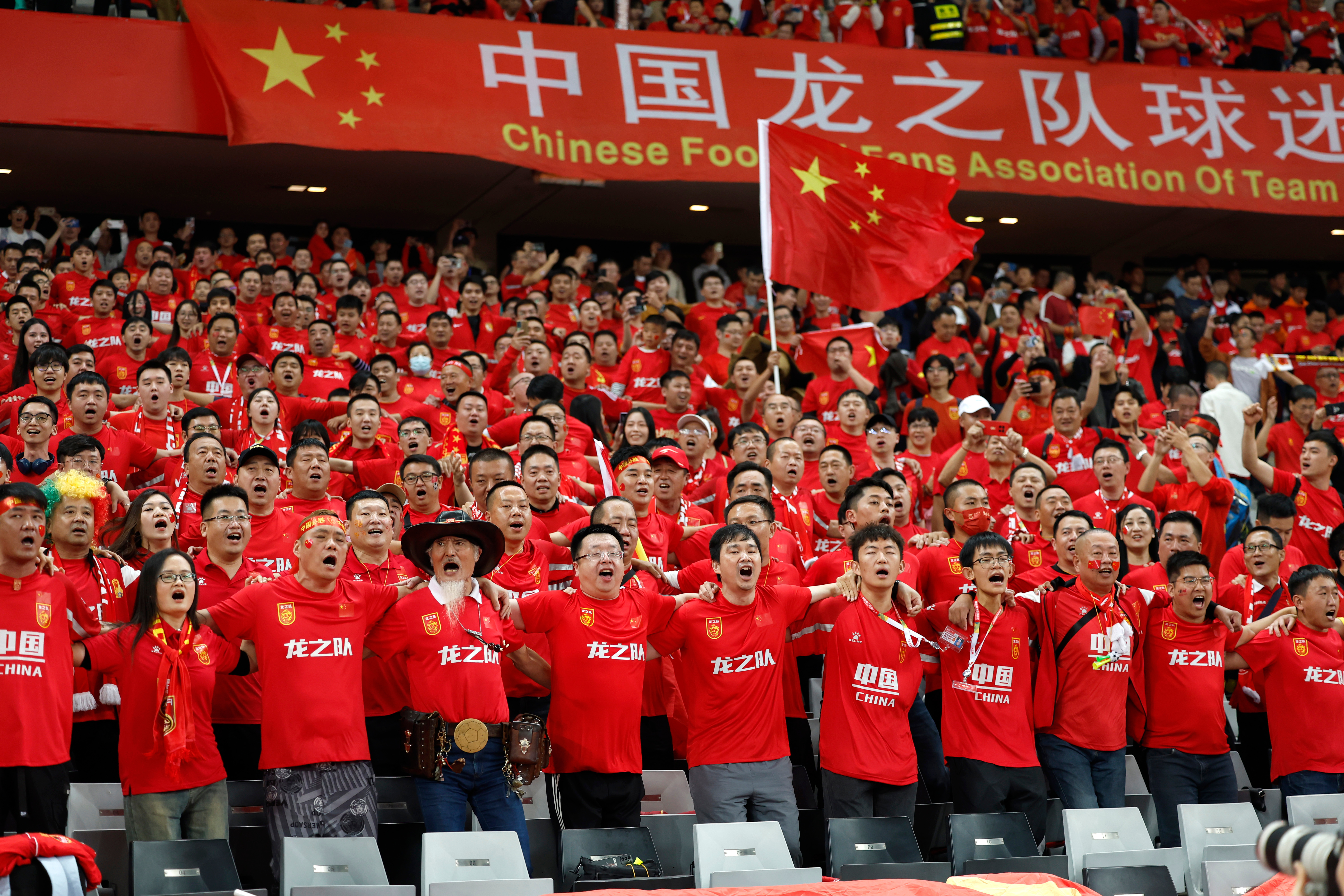 中国足球队凭借团结拼搏，实现重大突破