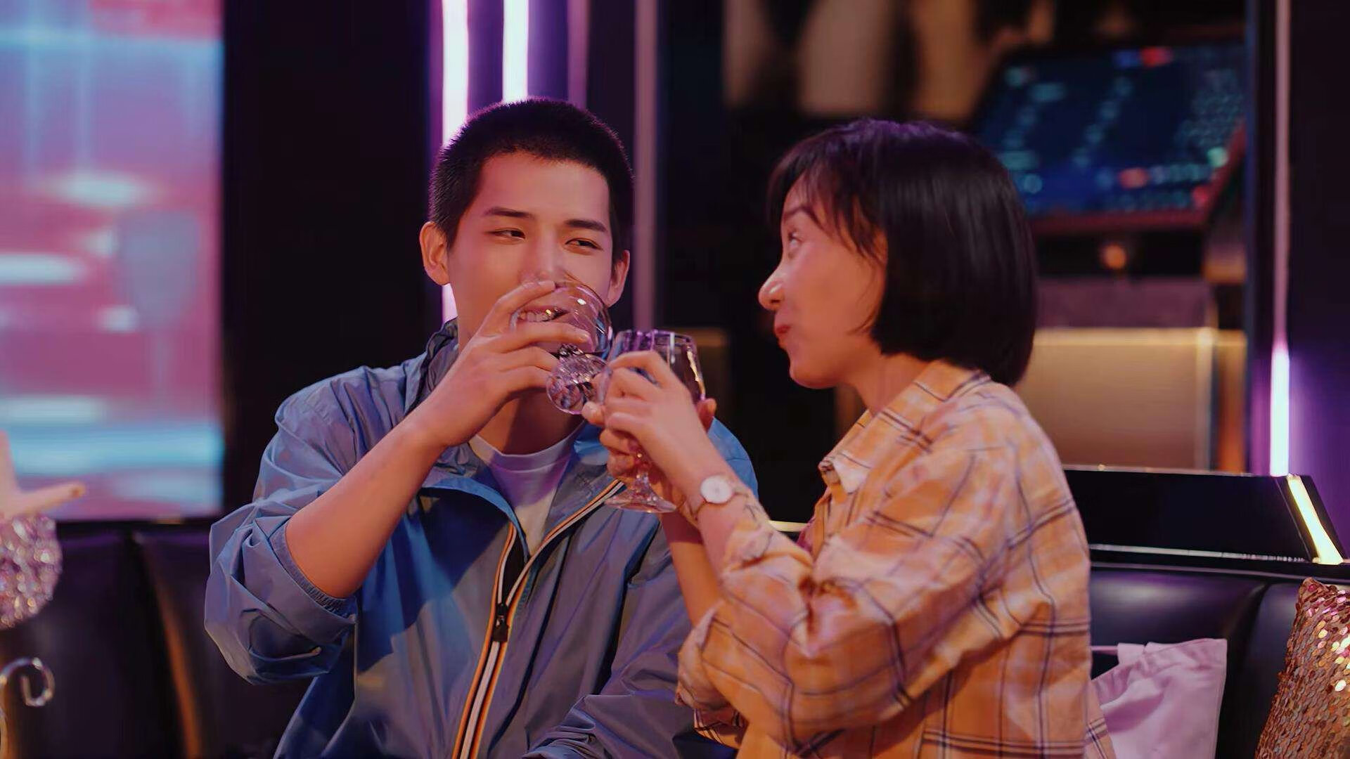 德罗赞双重赛道，从NBA加时鏖战到F1冠军领奖台的终极接管